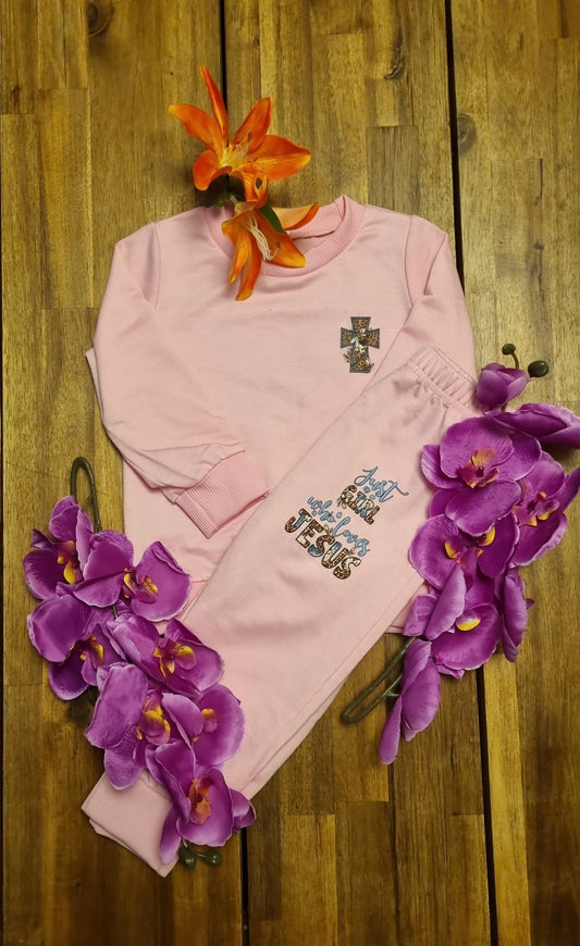 Najaars joggingpakje maat 104/110 zacht roze met blauwe letters en 🐆print. JAGWLJ