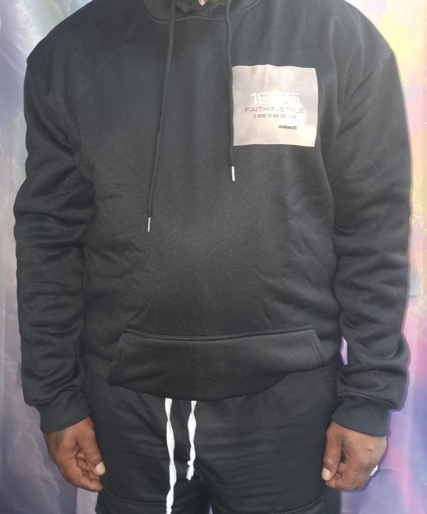 Close-up van de voorkant van de OnlyHeKnows25® Limited Edition Zwarte Hoodie ‘Jesus Is King’, met stijlvolle branding en comfortabele pasvorm, ontworpen voor de modebewuste gelovige.