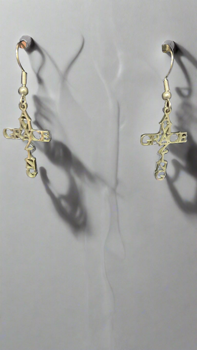 Elegante Gouden Cross Oorbellen met Genade Symbool voor Vrouwen, ontworpen door Onlyheknows2025. Luxueus ontwerp met prachtig gouden afwerking, perfect voor elke gelegenheid.