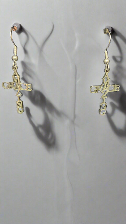 Elegante Gouden Cross Oorbellen met Genade Symbool voor Vrouwen, ontworpen door Onlyheknows2025. Luxueus ontwerp met prachtig gouden afwerking, perfect voor elke gelegenheid.