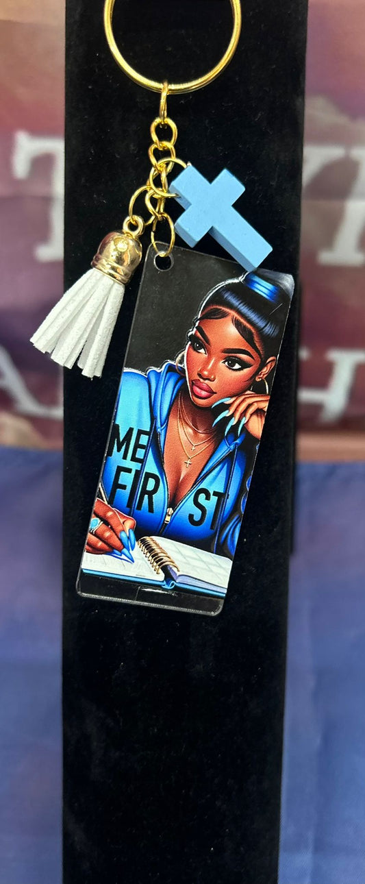 Me First Koninklijk Keychain, handgemaakt door Onlyheknows2025, afgewerkt met een elegante blauwe kruis en een stijlvolle tas, perfect voor het tonen van je geloof in luxe stijl.