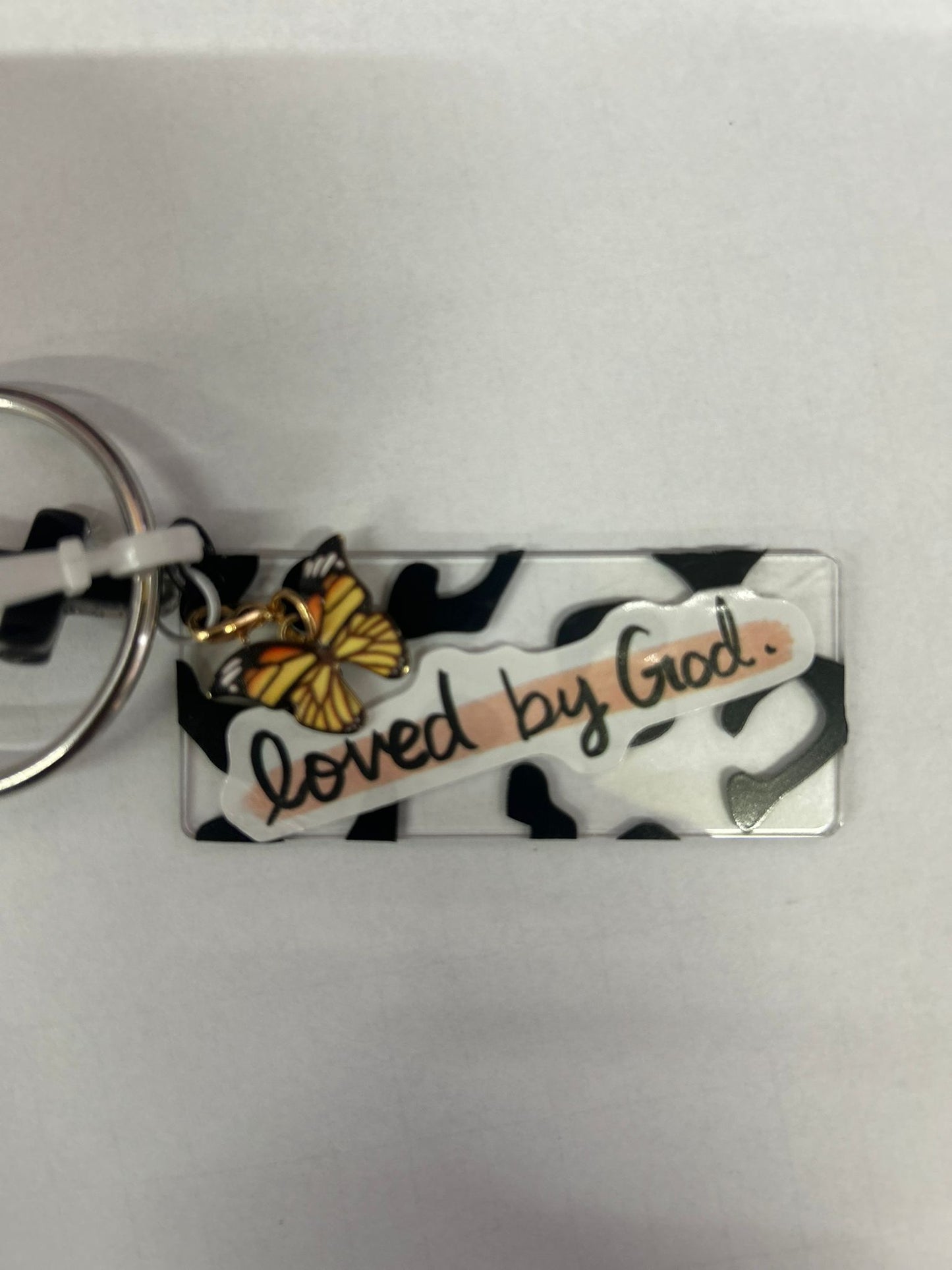 Stijlvolle sleutelhanger 'Loved By God' met zebra print en elegante gouden vlinder. Luxe acryl materiaal van vendor Onlyheknows2025.