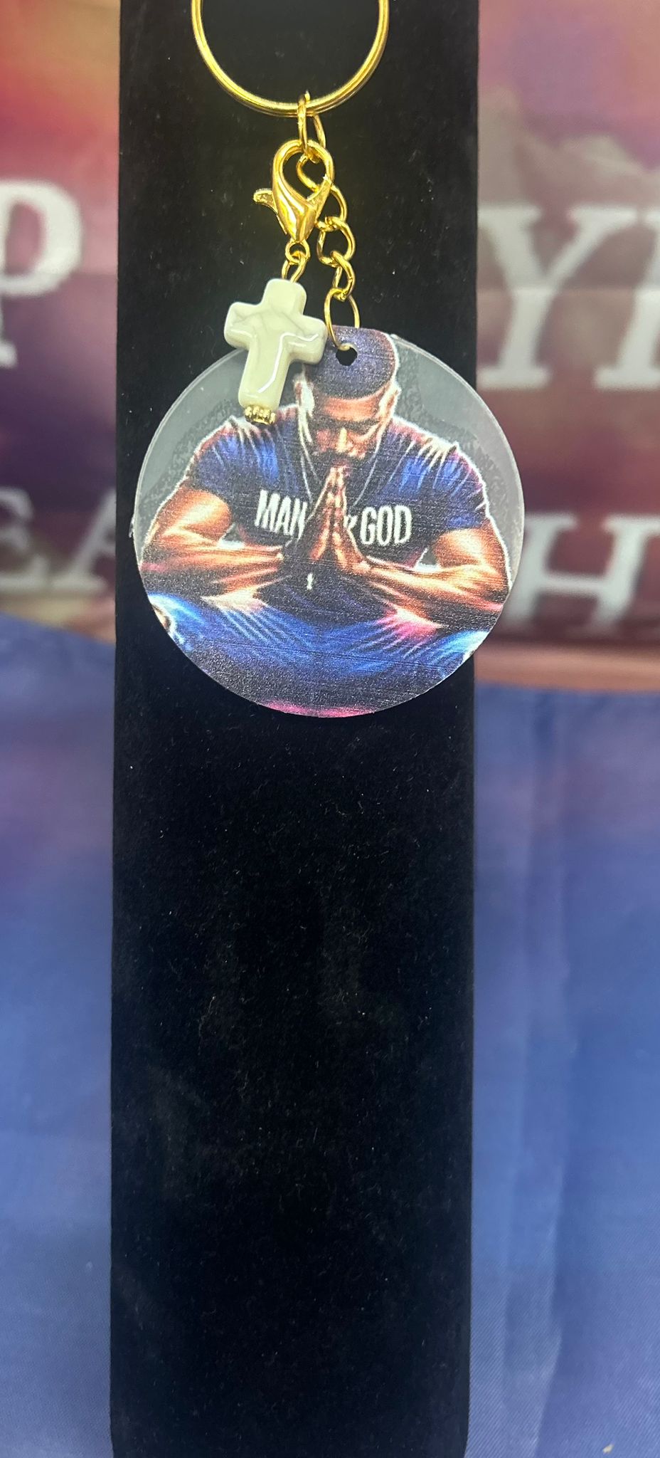 Luxueuze ‘Man of God’ sleutelhanger van Onlyheknows2025 met stoere ronde vormgeving, gouden sleutelring en miniatuur kruisje, perfect voor dagelijks gebruik en expressie van geloof.