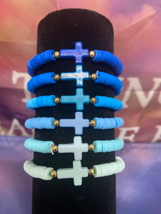 Gloeiende Faith Band ✝ Armband met минималistische kruisjes in verschillende tinten blauw, weergegeven op een zwarte standaardsupport. Deze luxe, waterbestendige armband van Onlyheknows2025 is verstelbaar en perfect voor dagelijkse of speciale gelegenheden.
