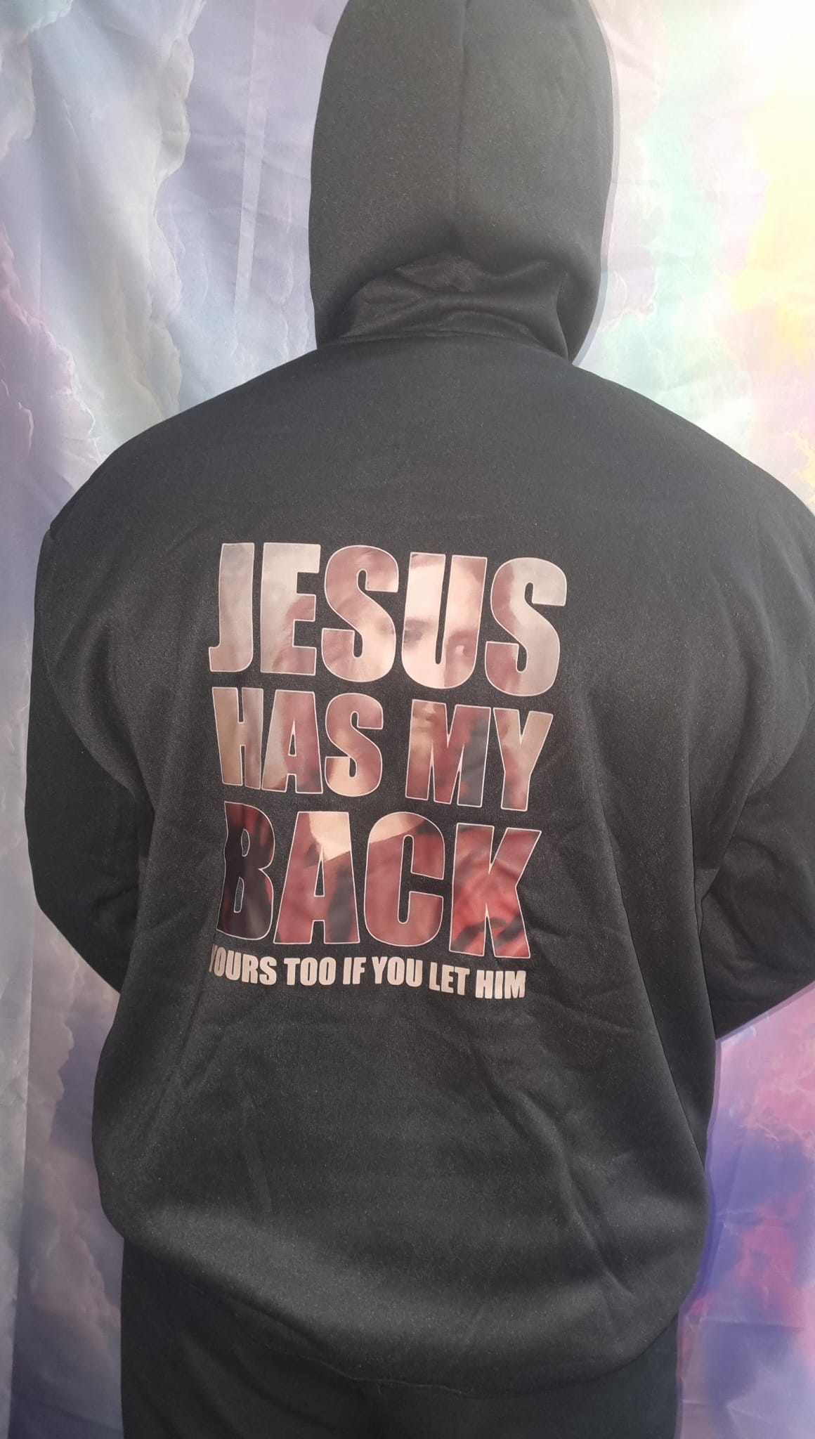 Achteraanzicht van de OnlyHeKnows25® Limited Edition Zwarte Hoodie ‘Jesus Is King’ met de tekst 'JESUS HAS MY BACK' op de rug, perfect voor een luxe look en spirituele uitstraling.