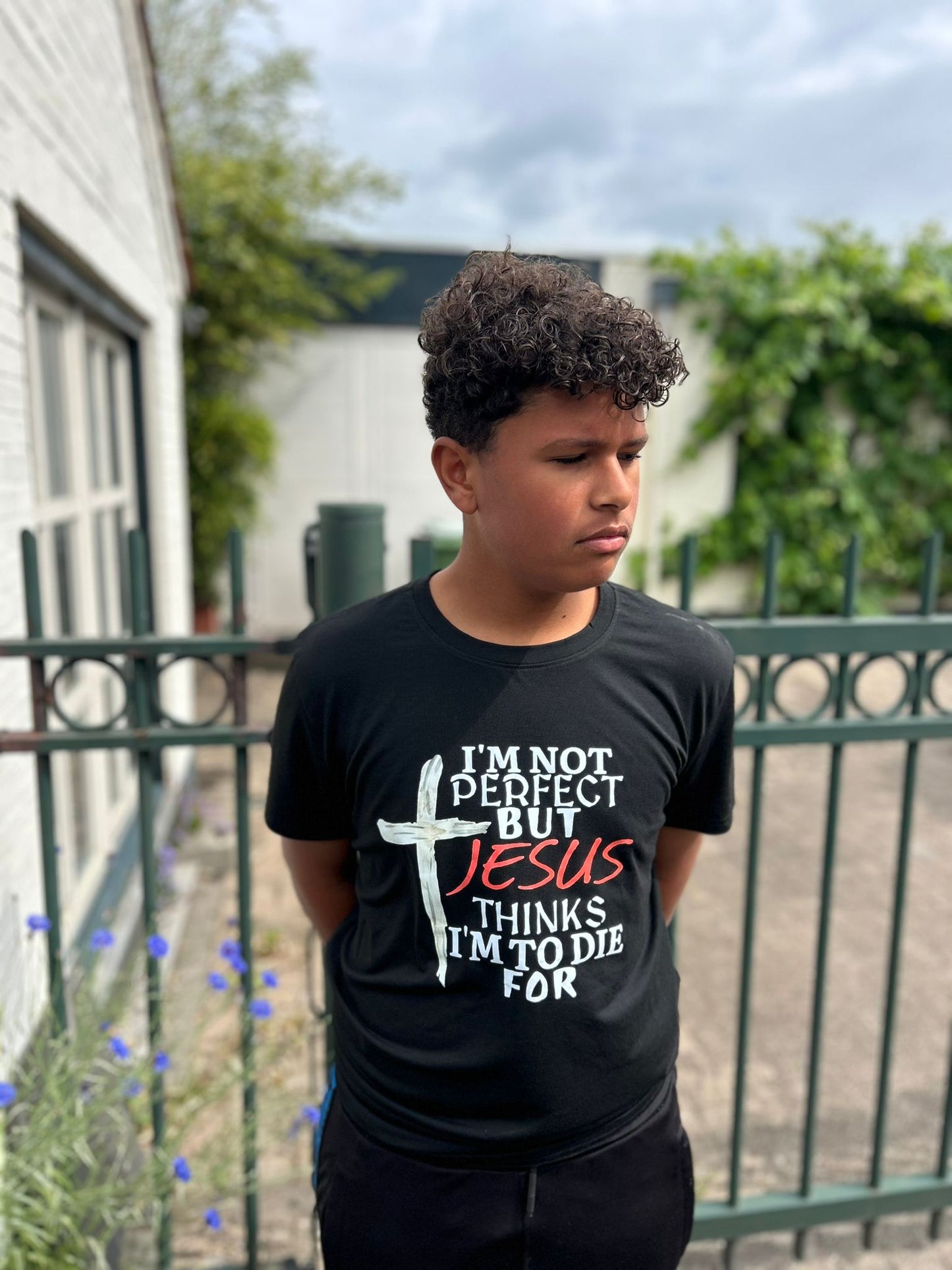 Stijlvol zwart T-shirt van Onlyheknows2025 met krachtige geloofsboodschap "Ik ben niet perfect, maar Jezus vond mij het waard om voor te sterven". Dit luxe T-shirt benadrukt acceptatie en genade, ideaal voor zowel dagelijkse outfits als bijzondere gelegenheden.