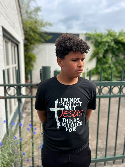 Stijlvol zwart T-shirt van Onlyheknows2025 met krachtige geloofsboodschap "Ik ben niet perfect, maar Jezus vond mij het waard om voor te sterven". Dit luxe T-shirt benadrukt acceptatie en genade, ideaal voor zowel dagelijkse outfits als bijzondere gelegenheden.