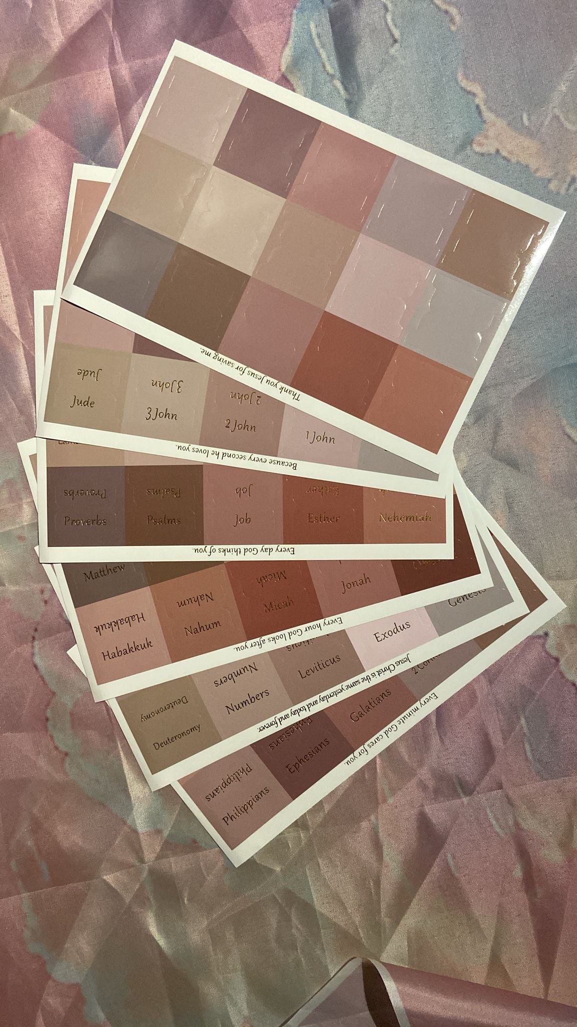 Bijbeltabs Luxe Set van diverse kleuren - een stijlvolle manier om rust en overzicht in je Bijbel te brengen.