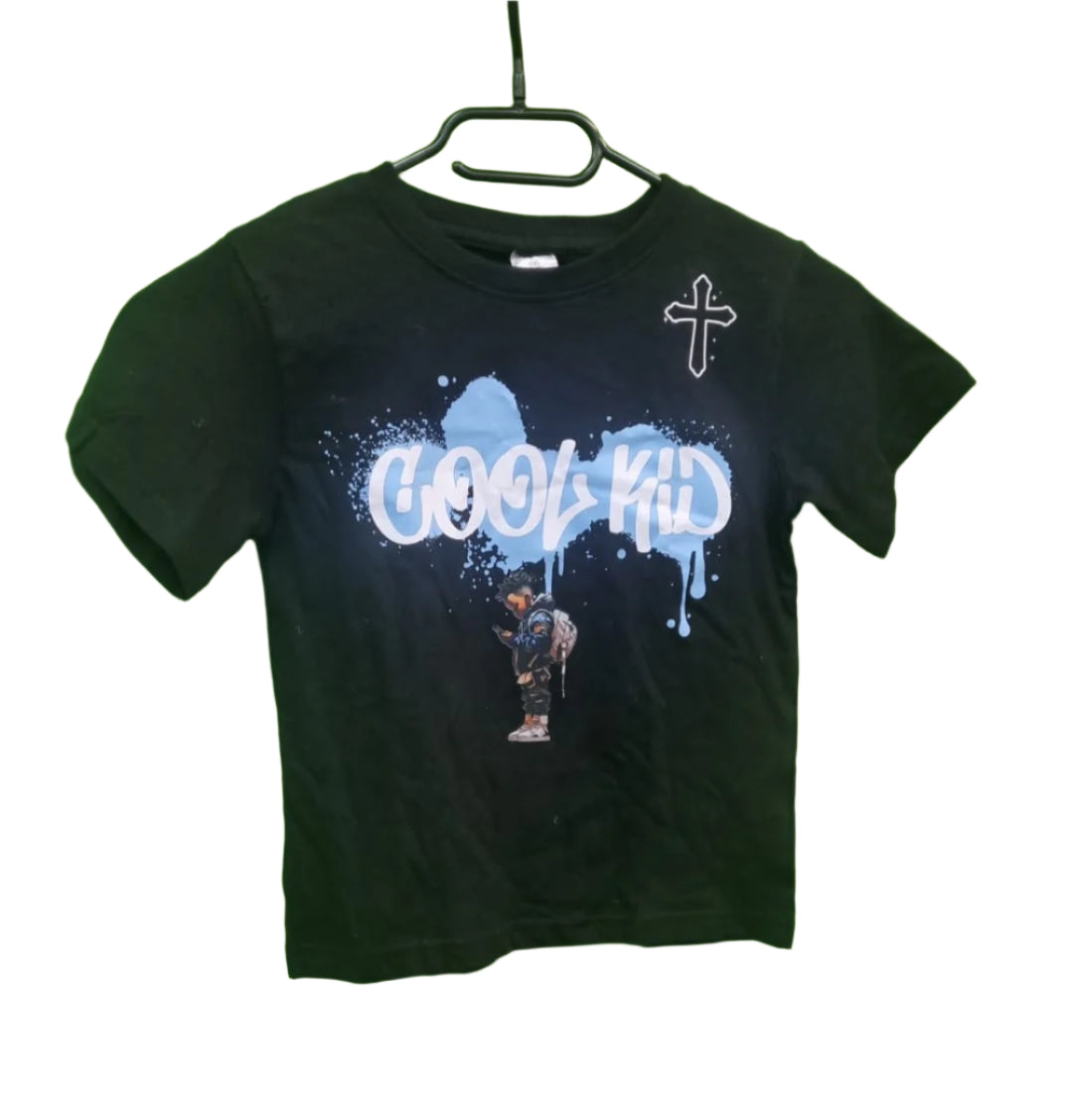 “Cool Kid” Christian Streetwear T-shirt – Zwart met Cross Accent