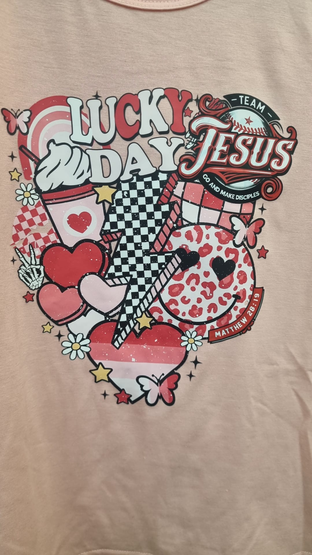 “I Look Good with Jesus” Kinder T-shirt – Roze | Bold Faithwear Edition