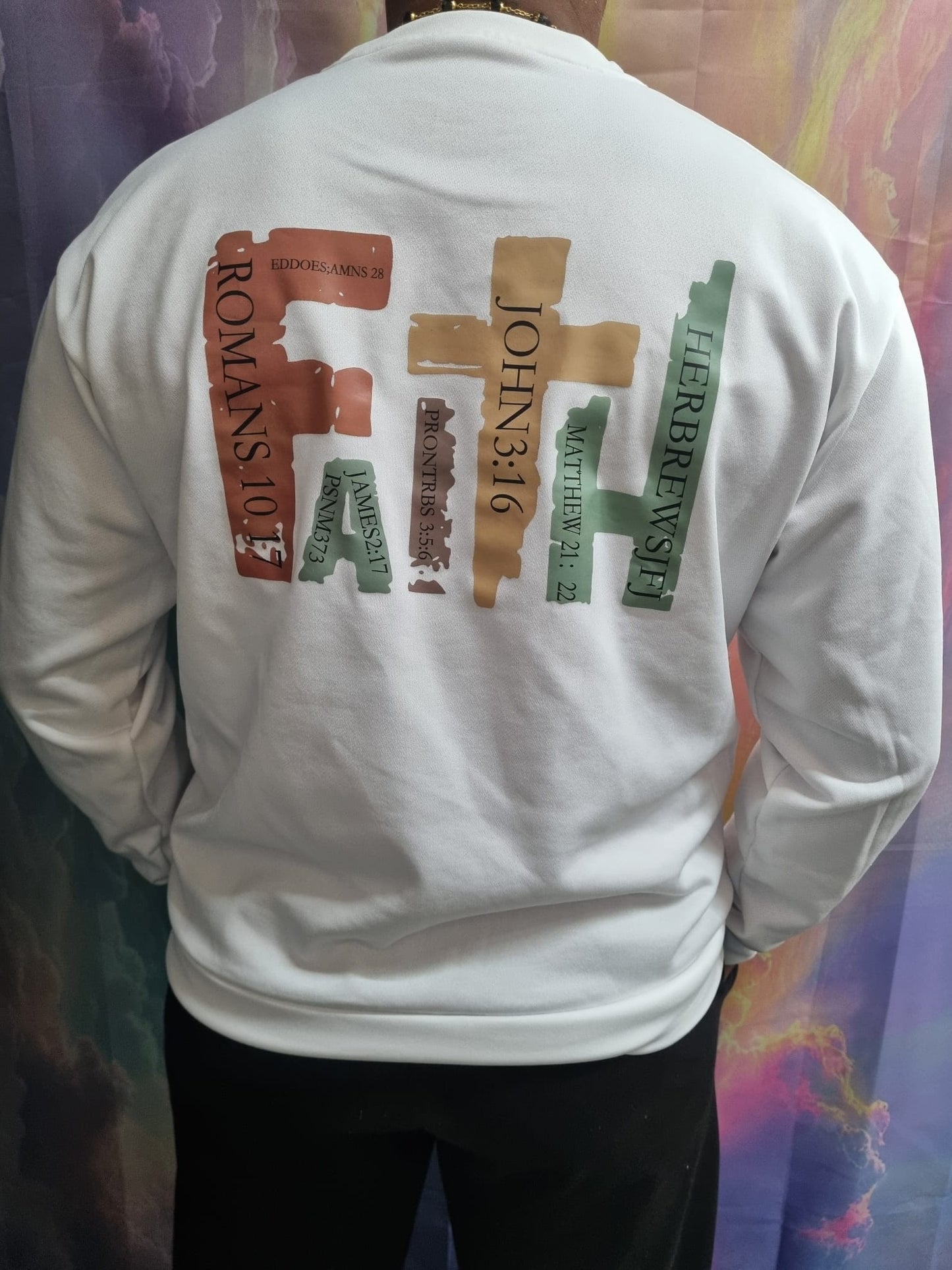 FAITH Statement Sweater | Luxe Unisex Trui met Kruisdetails