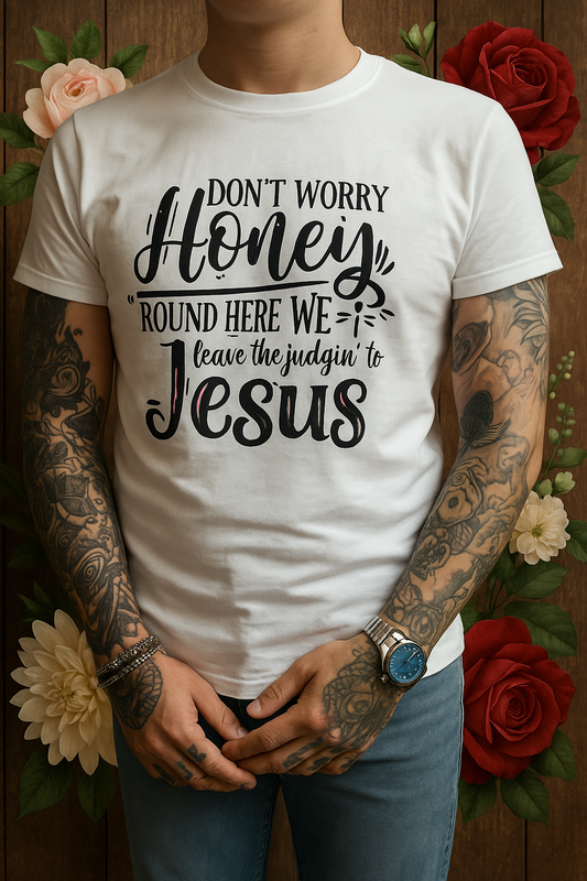 “Don’t Worry Honey, We Leave the Judgin’ to Jesus” – Wit T-shirt