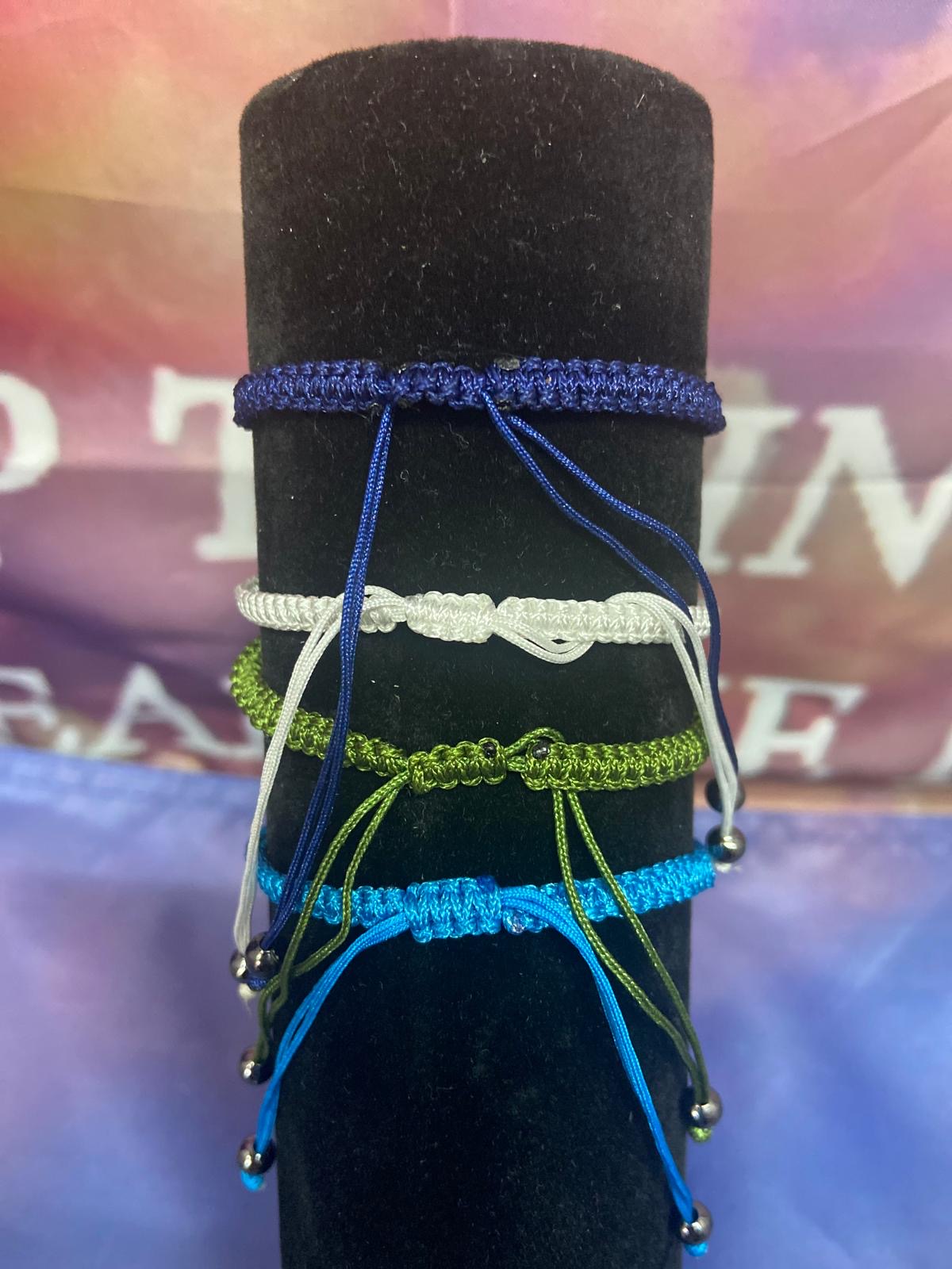 Verstelbare handgevlochten armbanden van Onlyheknows2025, met een uniek natuurstenen kruis, ideaal voor een fashionable en spirituele uitstraling.