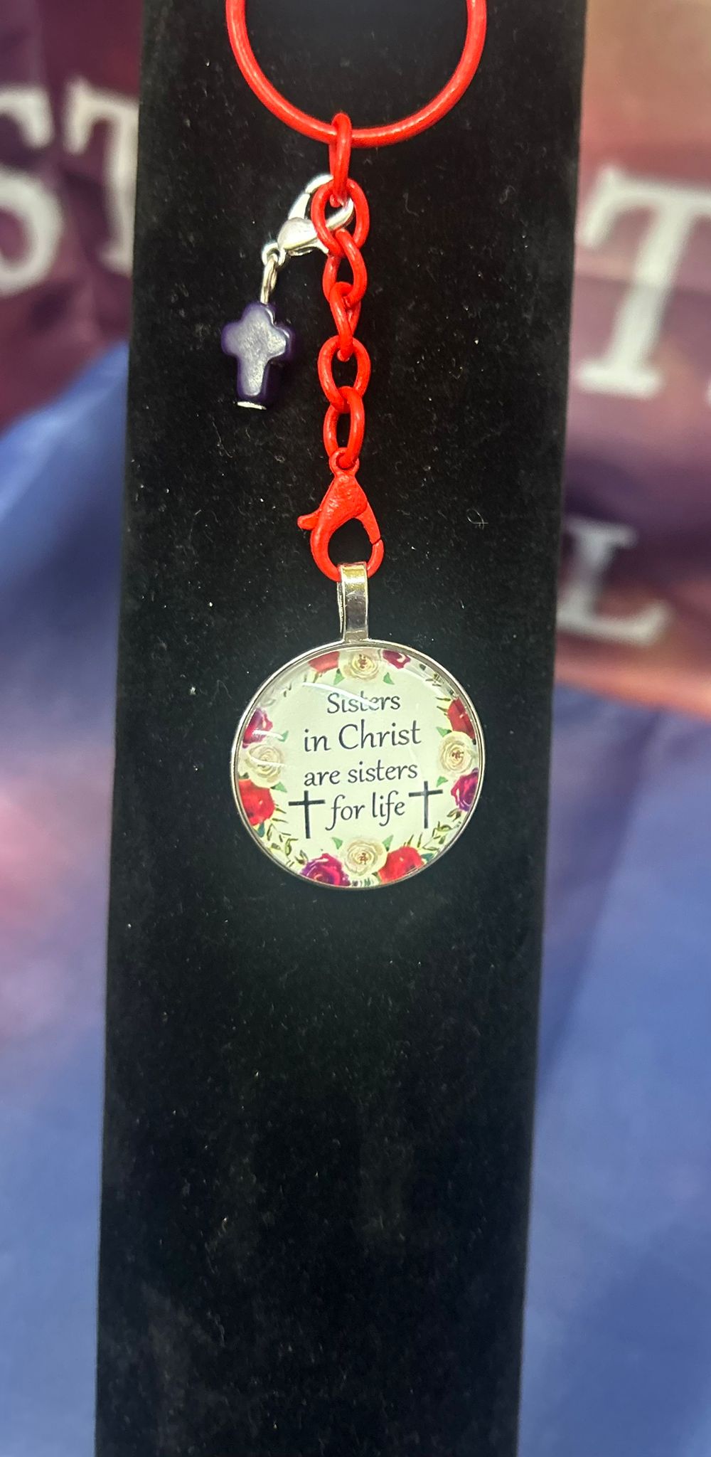 Elegante Sleutelhanger 'Sisters In Christ' van Onlyheknows2025, met een luxe ontwerp en een inscriptie die zegt: "Sisters in Christ are sisters for life", omgeven door delicate florale accenten.