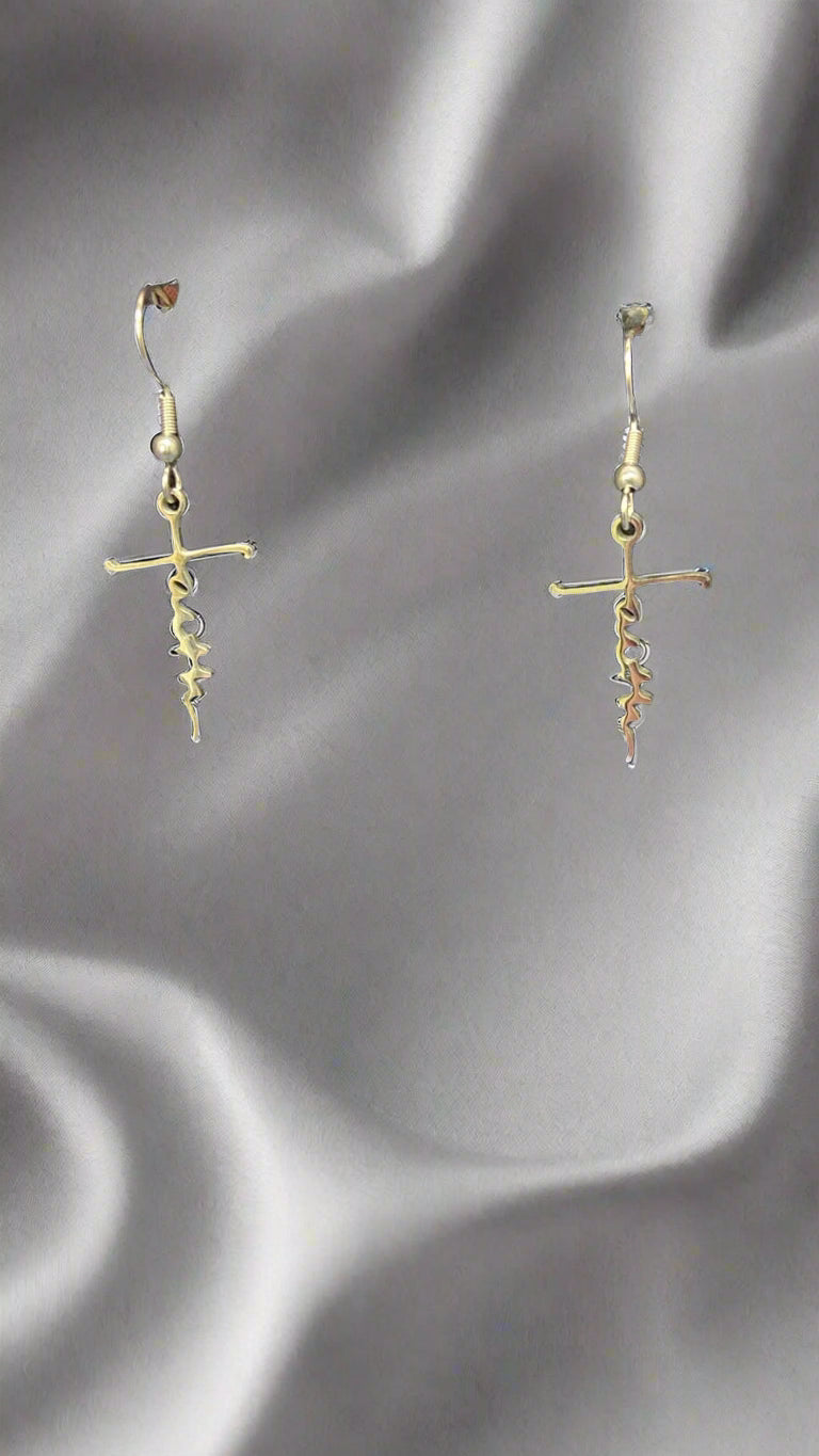 Faith Drop ✝ Gouden Oorbellen – Luxe Kruisdesign, elegante oorbellen met een subtiel hangend kruis, perfect voor het tonen van je stijl en geloof.