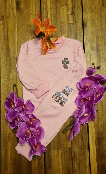 Najaars joggingpakje maat 104/110 zacht roze met blauwe letters en 🐆print. JAGWLJ