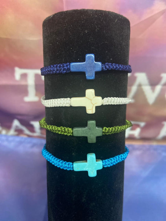 Elegante handgevlochten armband met uniek natuurstenen kruis in verschillende kleuren, van Onlyheknows2025, perfect voor het toevoegen van luxe aan elke outfit.