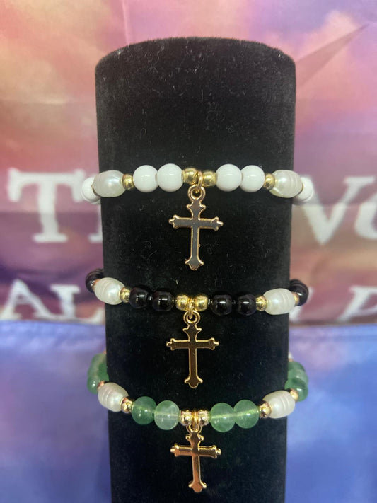 Elegante Parelarmband met Gouden Kruisbedel van Onlyheknows2025, luxe sieraad met witte, zwarte en groene kralen, perfect voor spiritualiteit en stijl, ideaal voor elke gelegenheid.