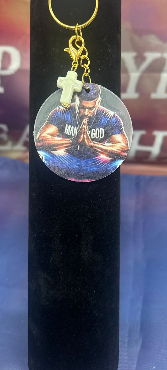 Luxueuze ‘Man of God’ sleutelhanger van Onlyheknows2025 met stoere ronde vormgeving, gouden sleutelring en miniatuur kruisje, perfect voor dagelijks gebruik en expressie van geloof.
