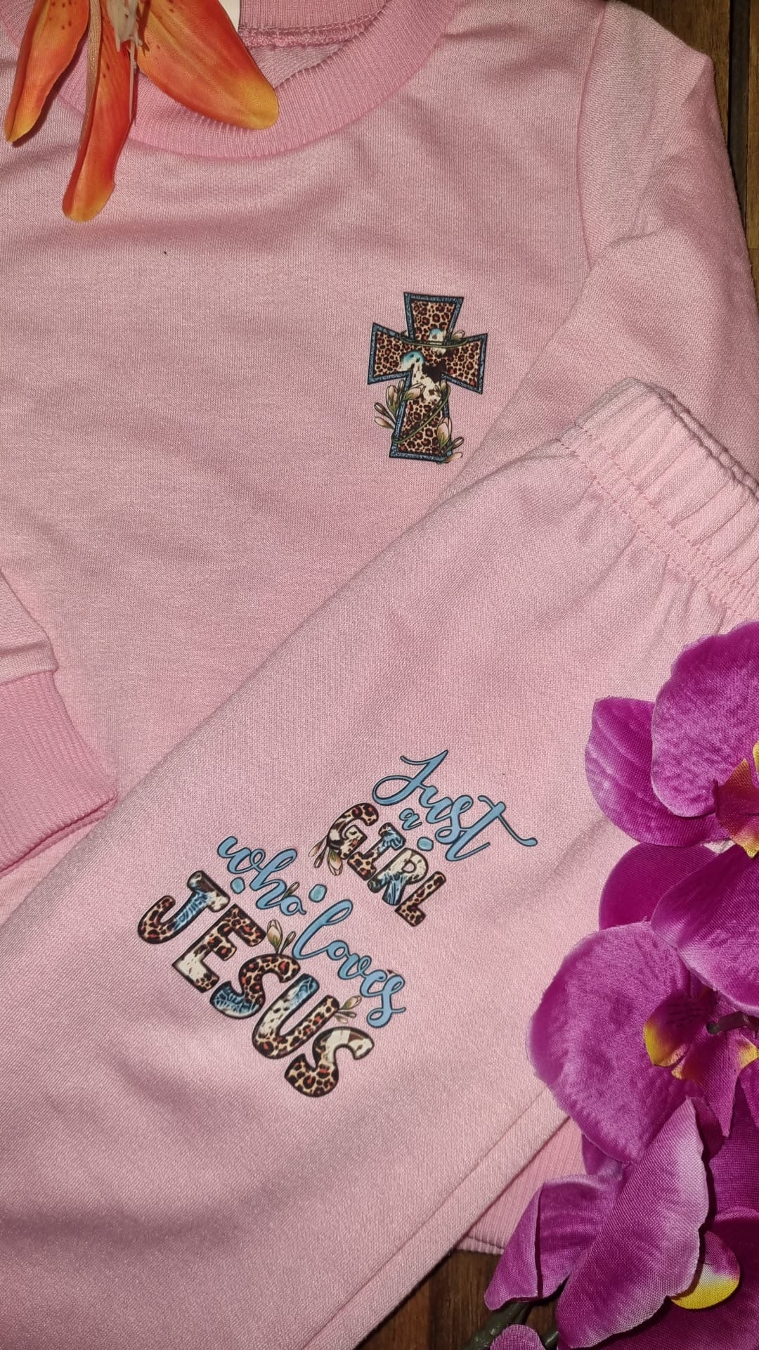 Najaars joggingpakje maat 104/110 zacht roze met blauwe letters en 🐆print. JAGWLJ