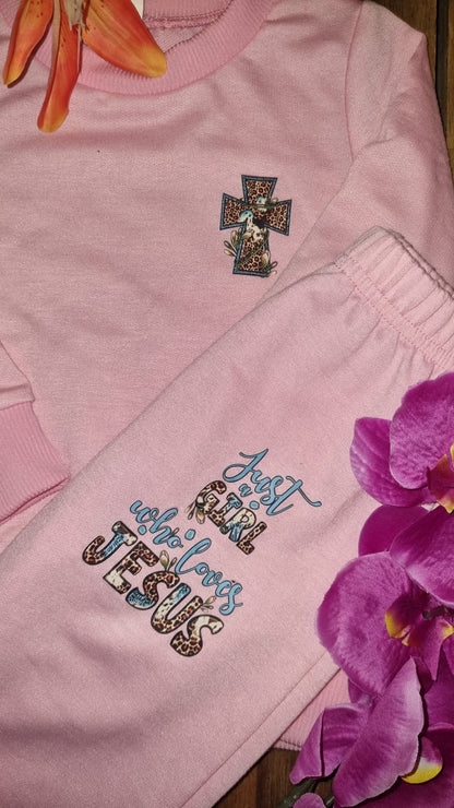 Najaars joggingpakje maat 104/110 zacht roze met blauwe letters en 🐆print. JAGWLJ