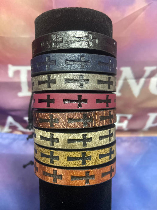Covenant Cuffs – 8-delige Leren Herenarmbanden Set met Kruisdetail