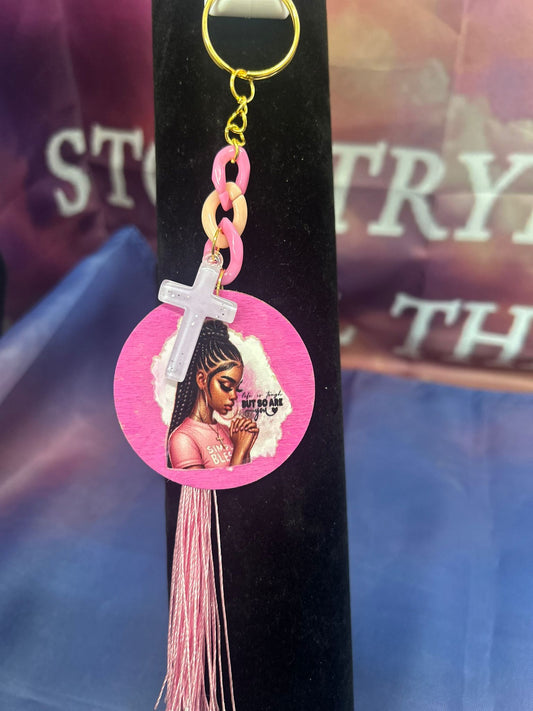 Elegante Sleutelhanger God’s Princess van Onlyheknows2025, met een delicate combinatie van roze details, een zilveren kruis en kwastje, perfect voor vrouwen die stijl en spiritualiteit waarderen.