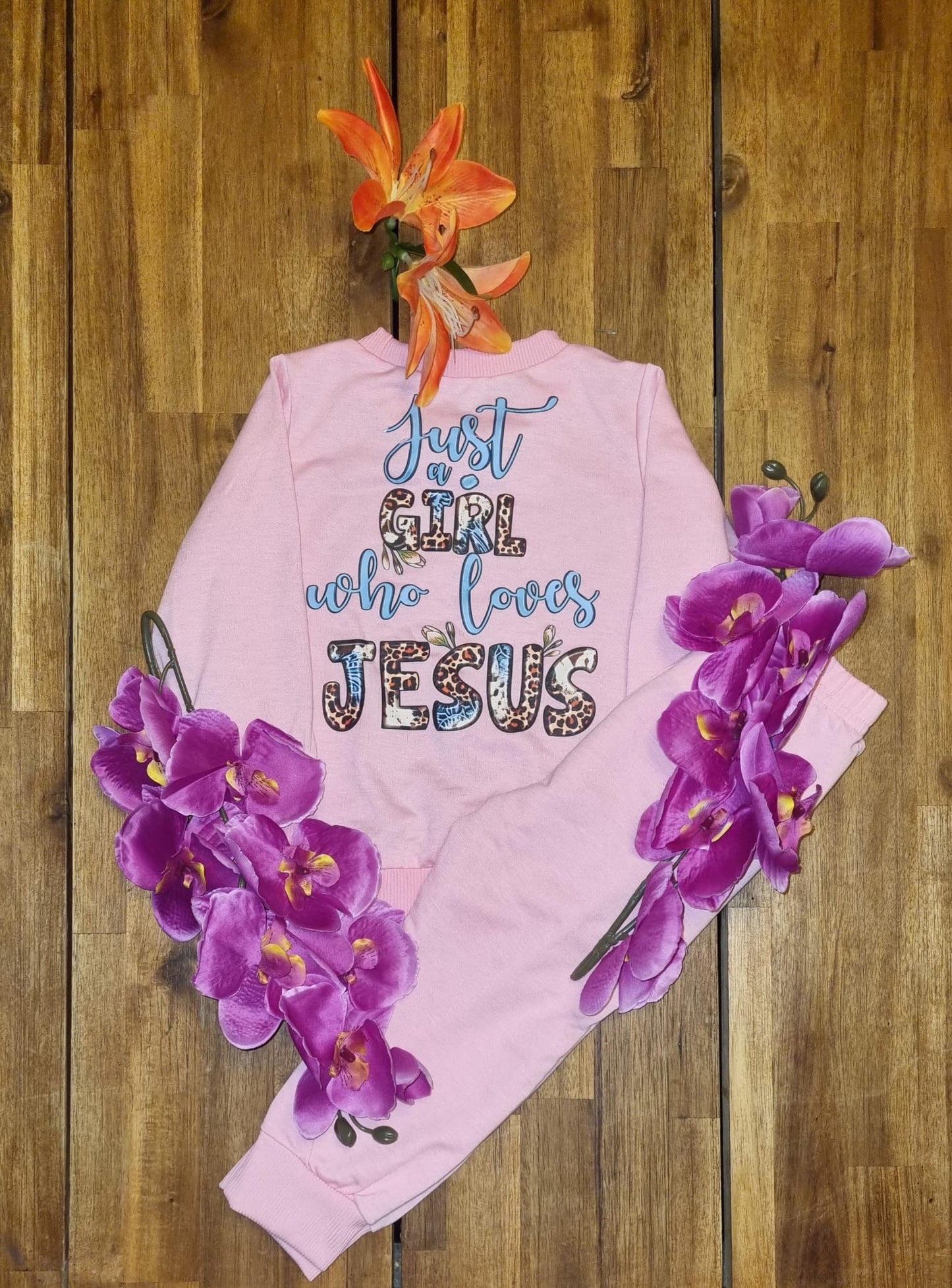 Najaars joggingpakje maat 104/110 zacht roze met blauwe letters en 🐆print. JAGWLJ