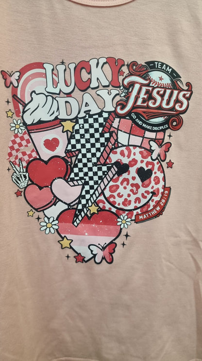 “I Look Good with Jesus” Kinder T-shirt – Roze | Bold Faithwear Edition