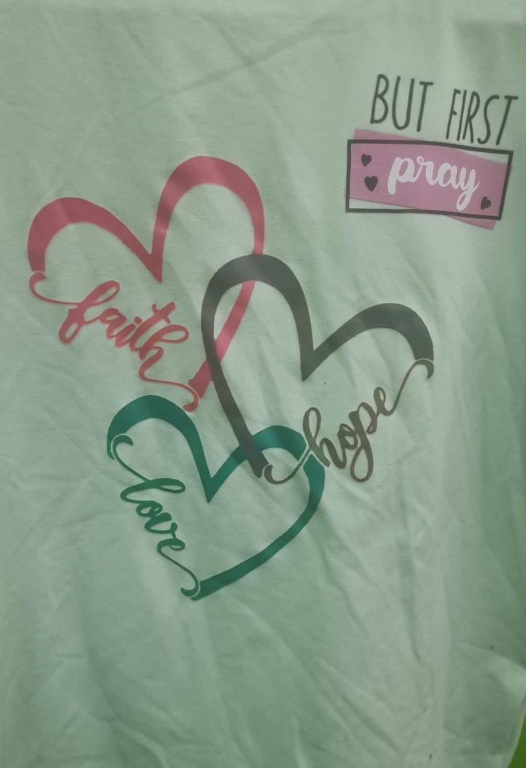 "But First, Pray" Wit T-shirt – Faith | Hope | Love | Maat 140