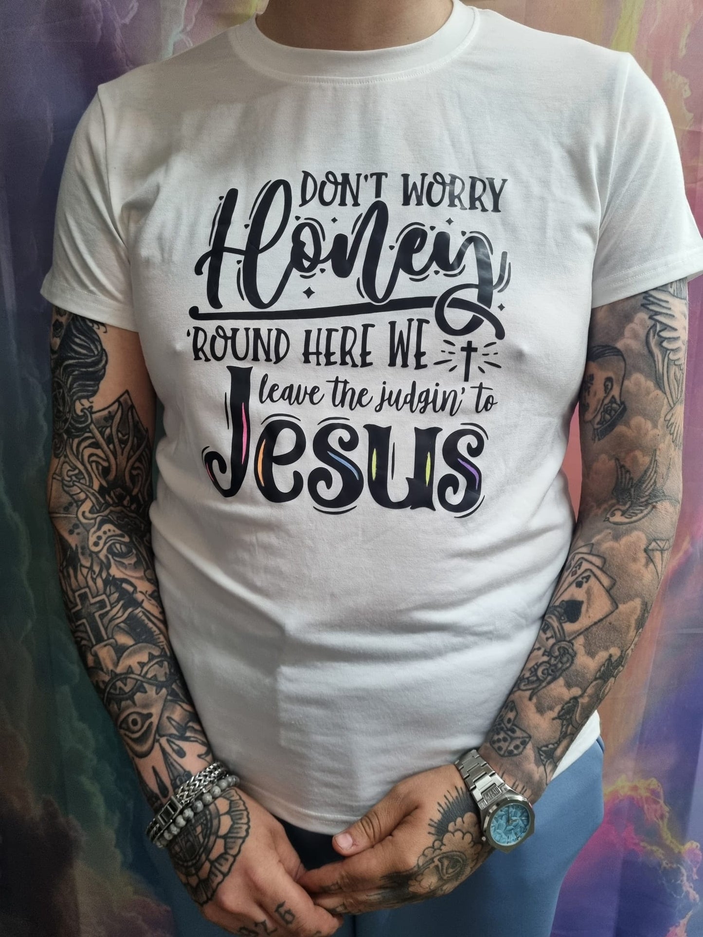 “Don’t Worry Honey, We Leave the Judgin’ to Jesus” – Wit T-shirt