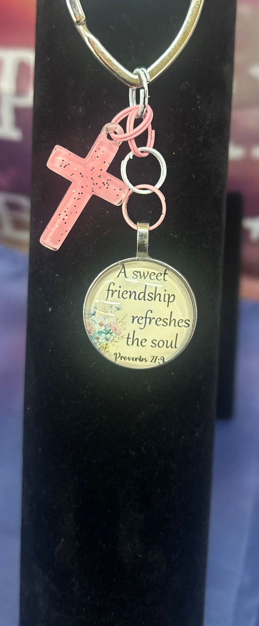 Faith Keychain – Sweet Friendship Edition met een tedere herinnering aan vriendschap en een verfijnd kruisje, perfect als cadeau of als persoonlijke herinnering.