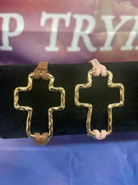 Dames Armband – Leren Band met Gouden Kruis (4 cm) - elegante zwarte leren armband met een gouden kruis, perfect voor dagelijks gebruik.