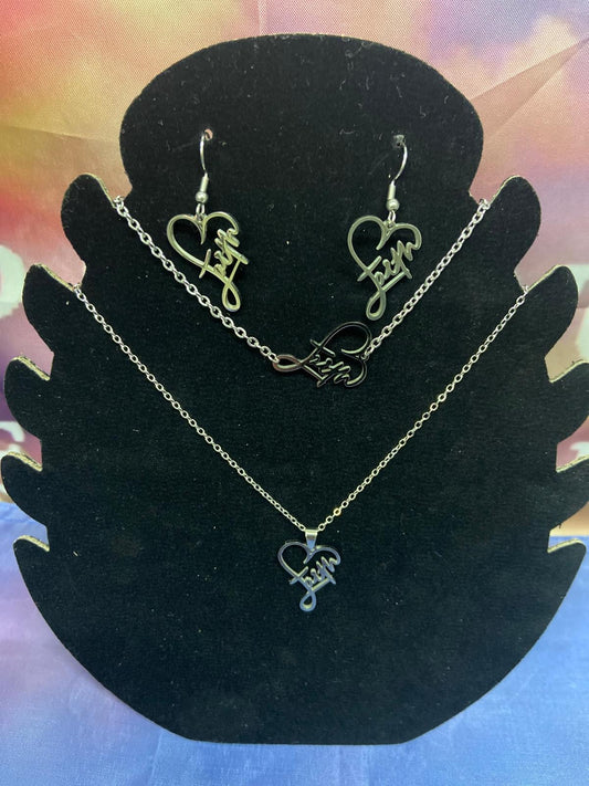 Elegante Zilveren Faith Set van Onlyheknows2025, bestaande uit een verfijnde armband, bijpassende ketting en oorbellen met een sierlijke 'faith' inscriptie, gepresenteerd op een stijlvolle display.
