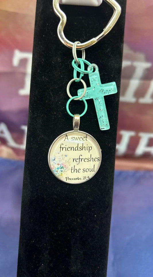 Elegante sleutelhanger 'Faithful Friend' van Onlyheknows2025, versierd met turquoise acryl kralen en gouden inscriptie. De sleutelhanger toont de inspirerende Bijbeltekst uit Spreuken 27:9: 'A sweet friendship refreshes the soul'. Een luxe accessoire voor vriendschap en spiritualiteit.